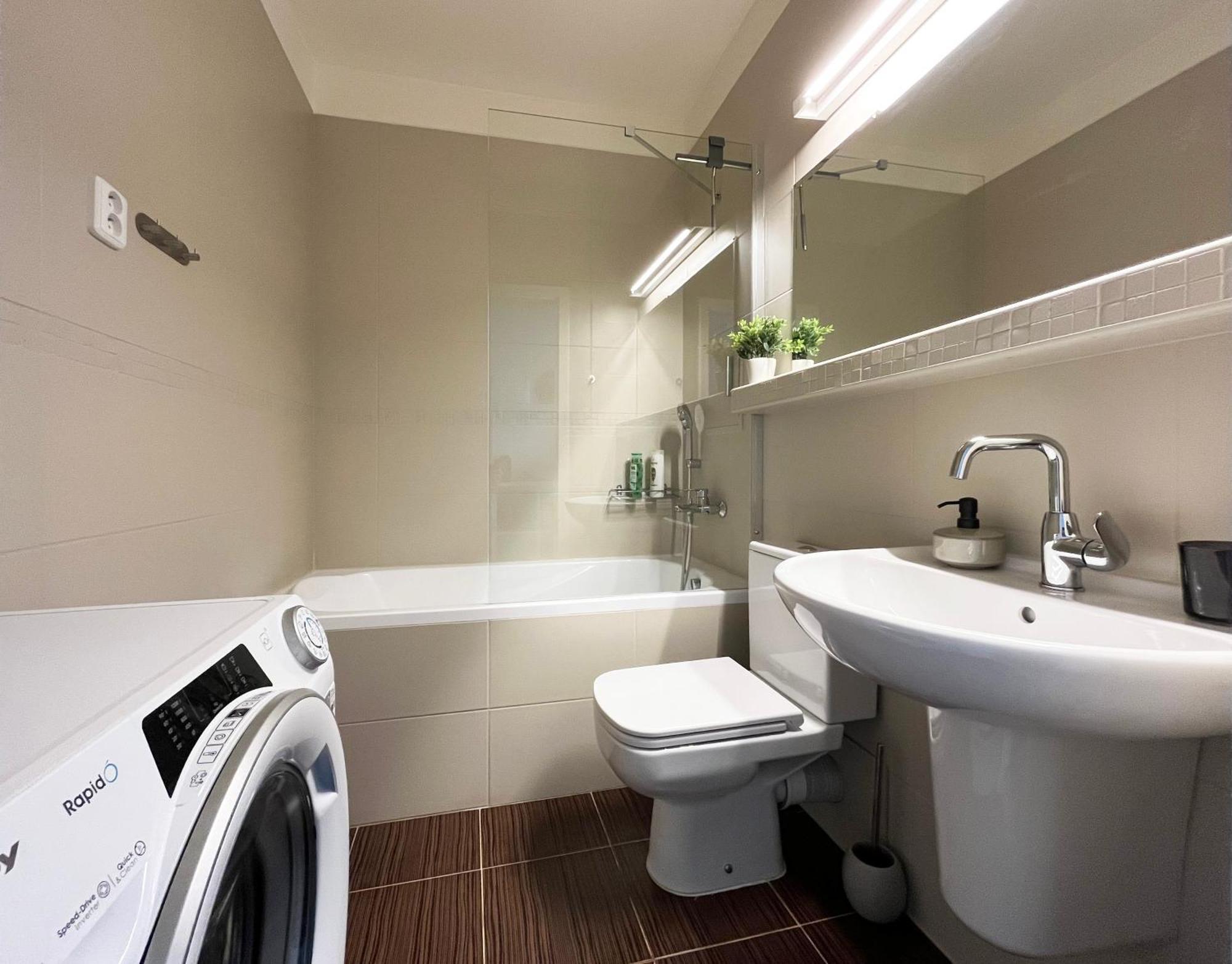 Air-Conditioned Studio, Close To City Centre & Tram Stop Братислава Екстериор снимка